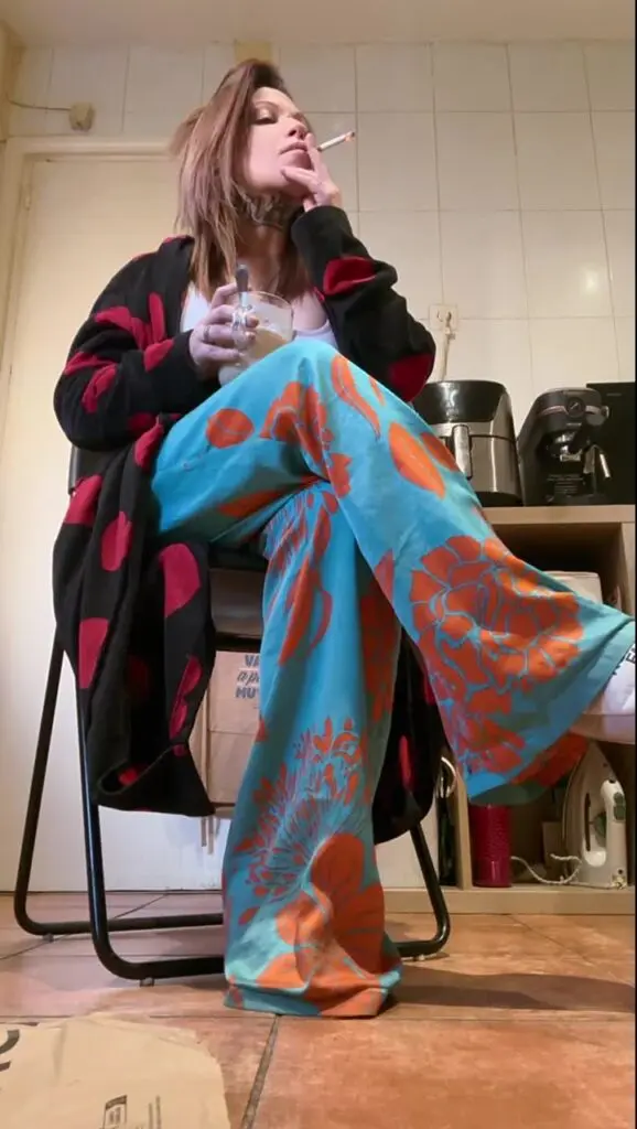 Smoking and having a coffe with u ,peeing & shitting after